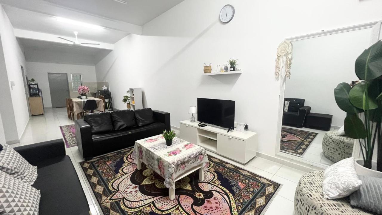 Homestay Near Plaza Tol Bandar Ainsdale Labu エクステリア 写真